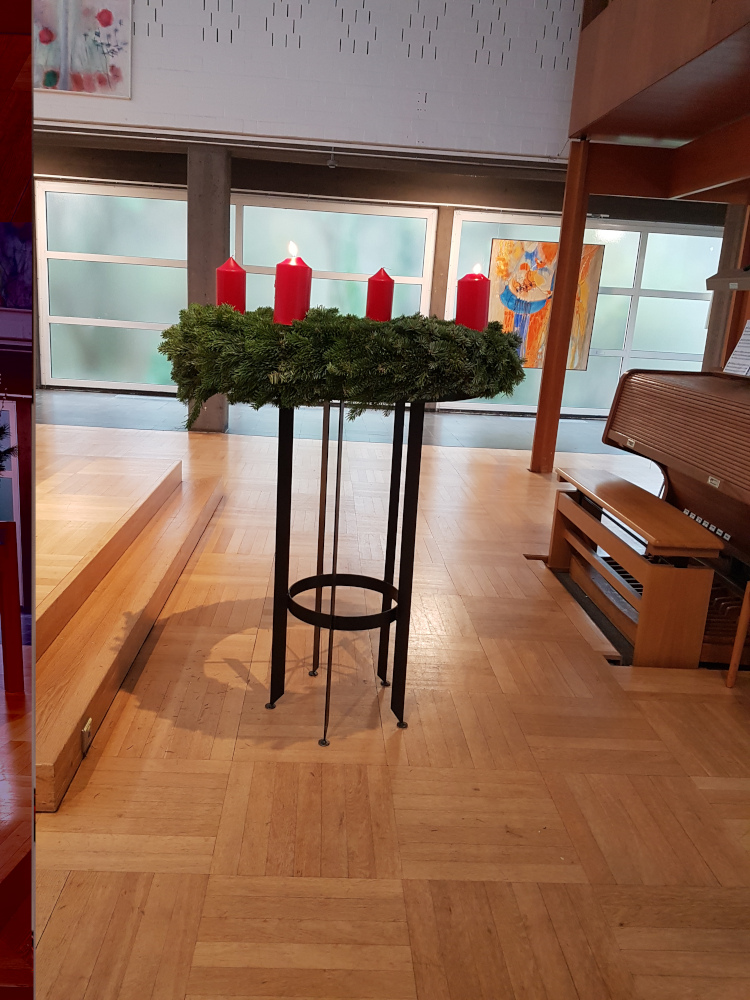Kerzenständer als Träger des Adventskranzes.